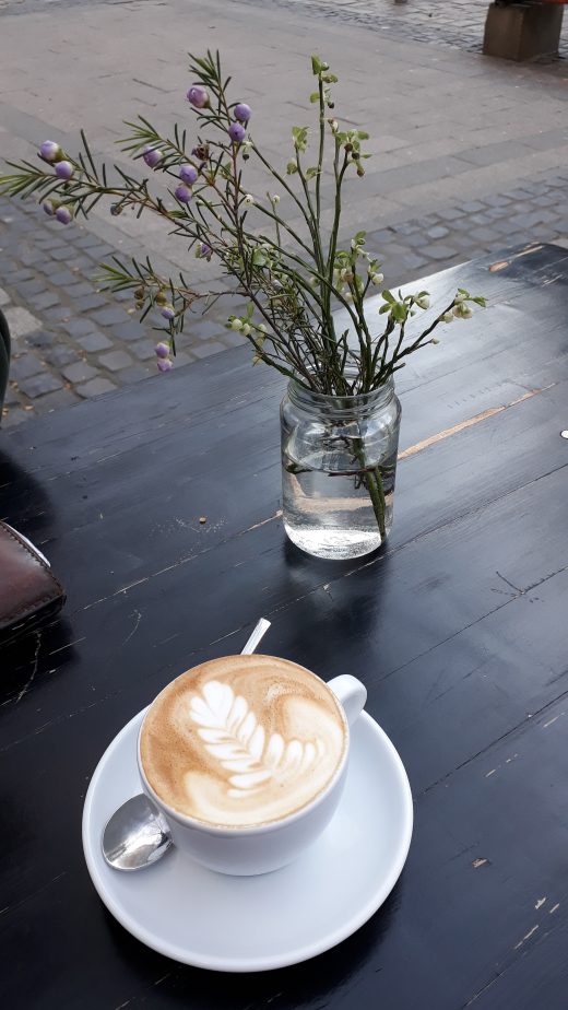 Das Foto zeigt eine Tasse Kaffee im "Neuen Schwarz"