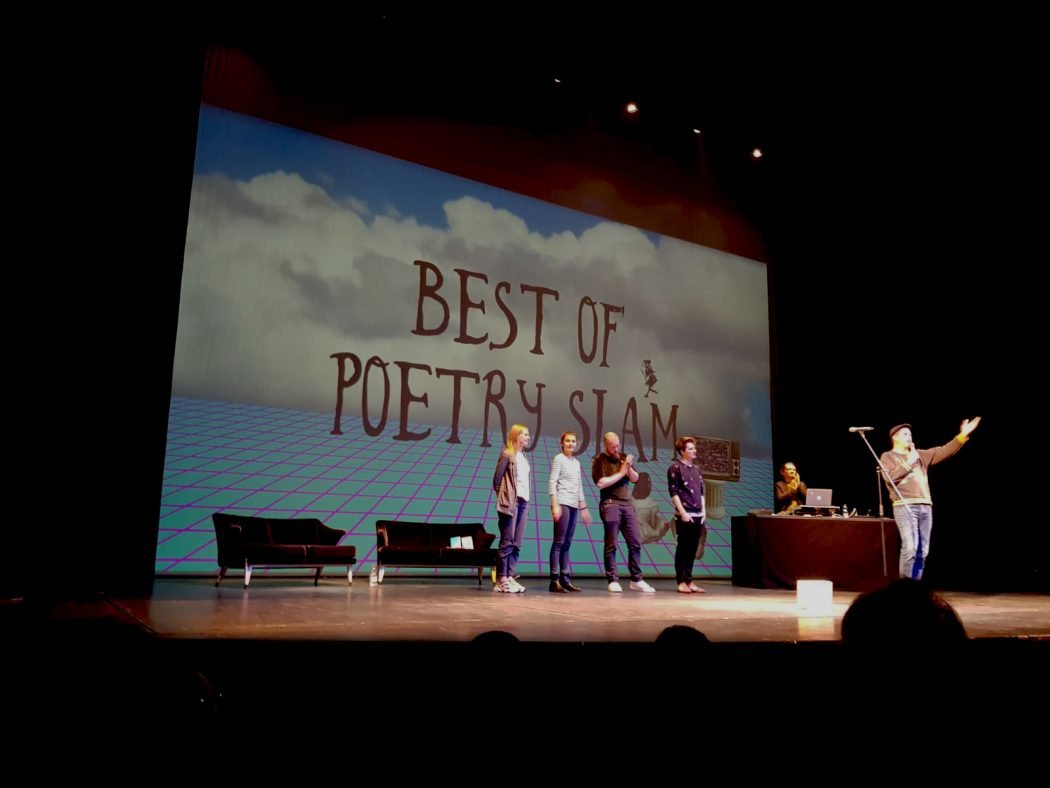 Das Fot zeigt einen Poetry Slam im Schauspielhaus Bochum