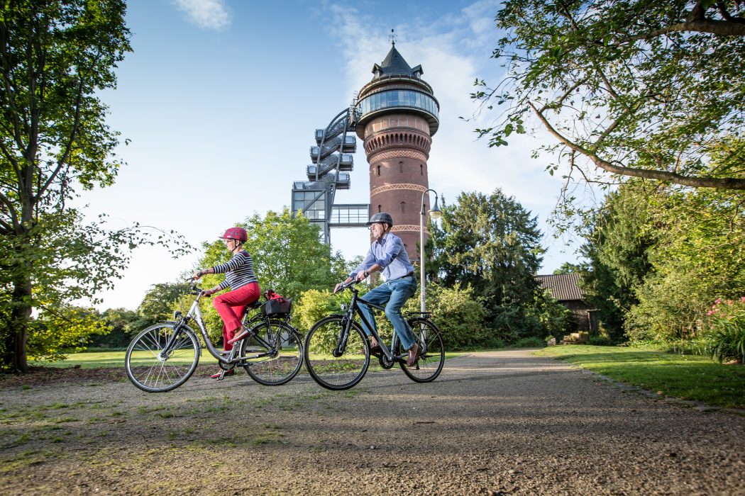 Das Foto zeigt Fahrradfahrer am Aquarius Wassermuseum