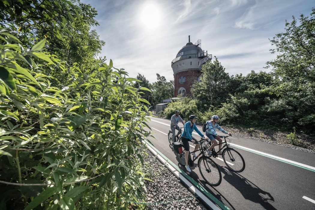 Das Foto zeigt Fahrradfahrer an der Camera Obscura