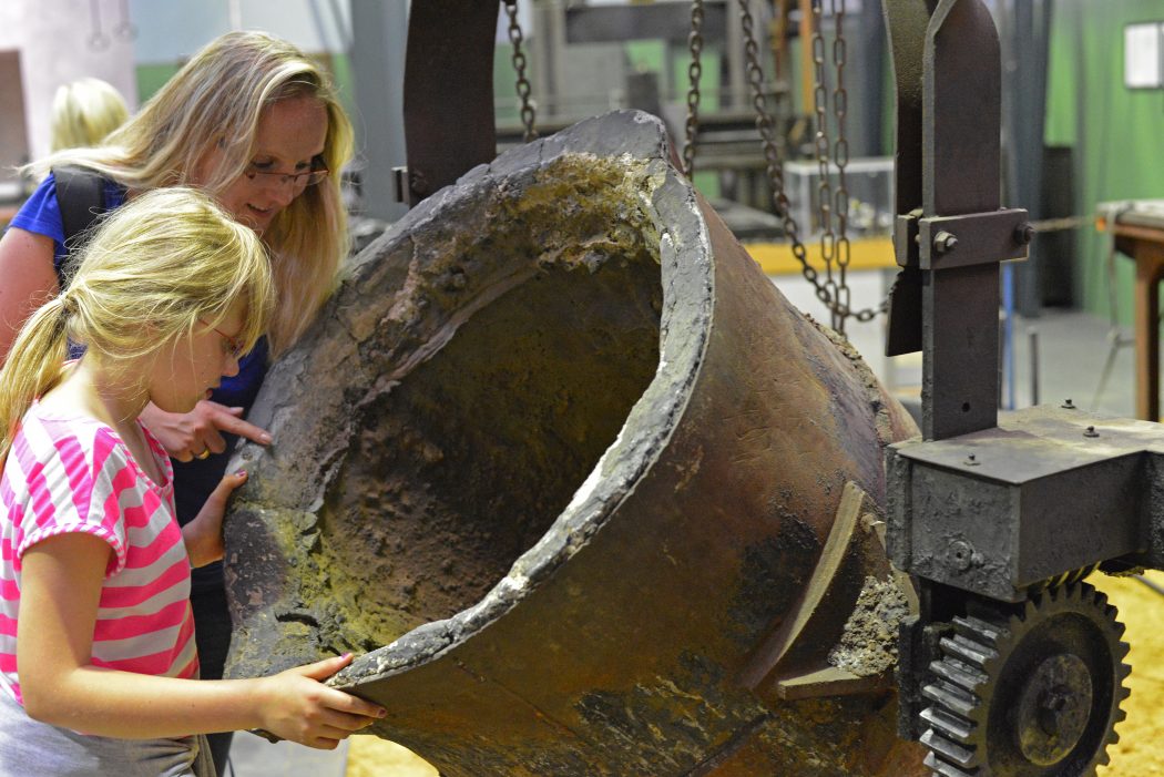 Das Foto zeigt eine Frau und ein Kund in der Zinkfabrik Altenberg in Oberhausen