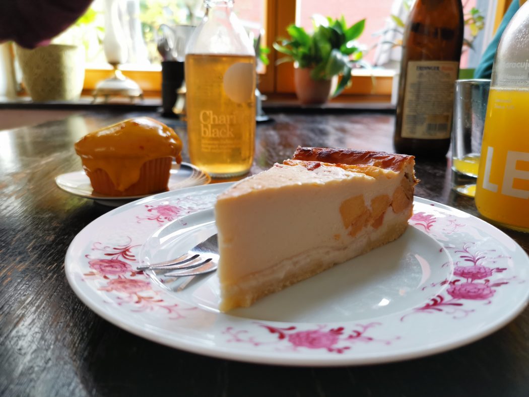 Das Bild zeigt ein Stück Kuchen in der Krümelküche in Duisburg