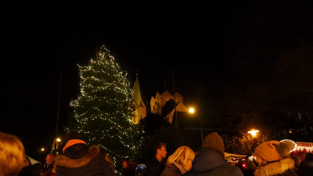 Das Foto zeigt einen geschmückten Tannenbaum auf dem Weihnachtsmarkt in Essen-Werden