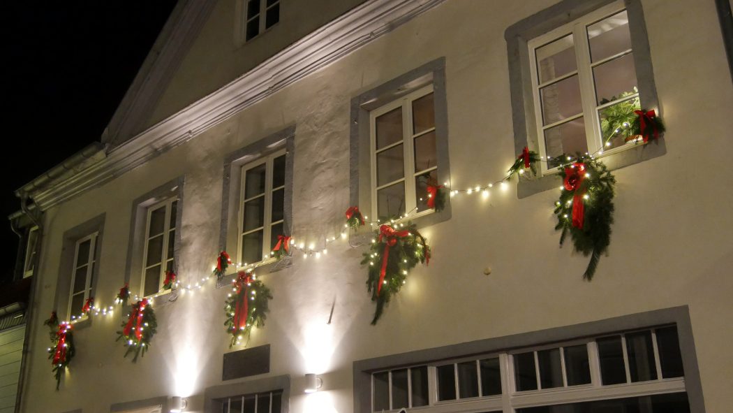 Das Foto zeigt ein geschmücktes Haus in der Grafenstraße auf dem Weihnachtsmarkt in Essen-Werden
