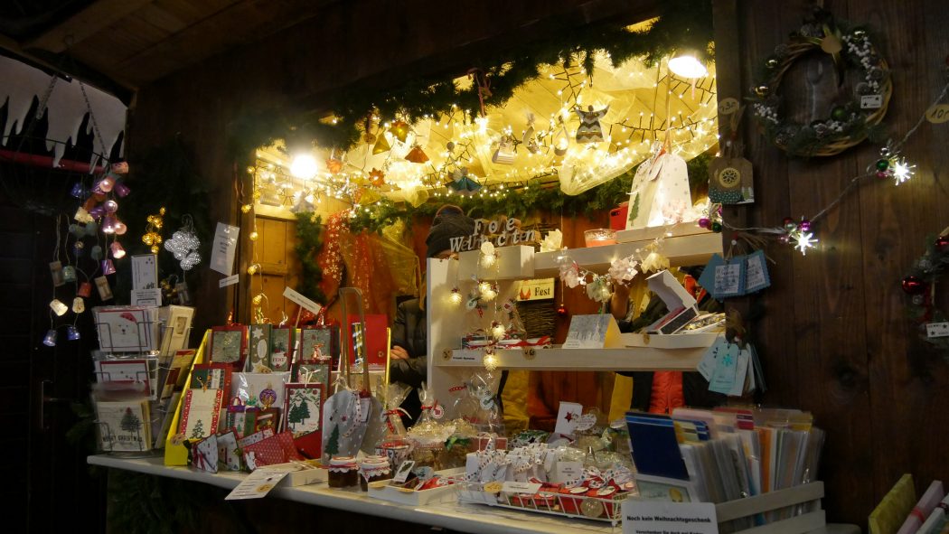 Das Foto zeigt eine Bude mit Dekoartikeln auf dem Weihnachtsmarkt in Essen-Werden