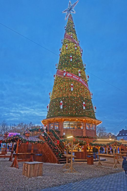 Das Foto zeigt den Weihnachtsbaum auf Cranger Weihnachtszauber
