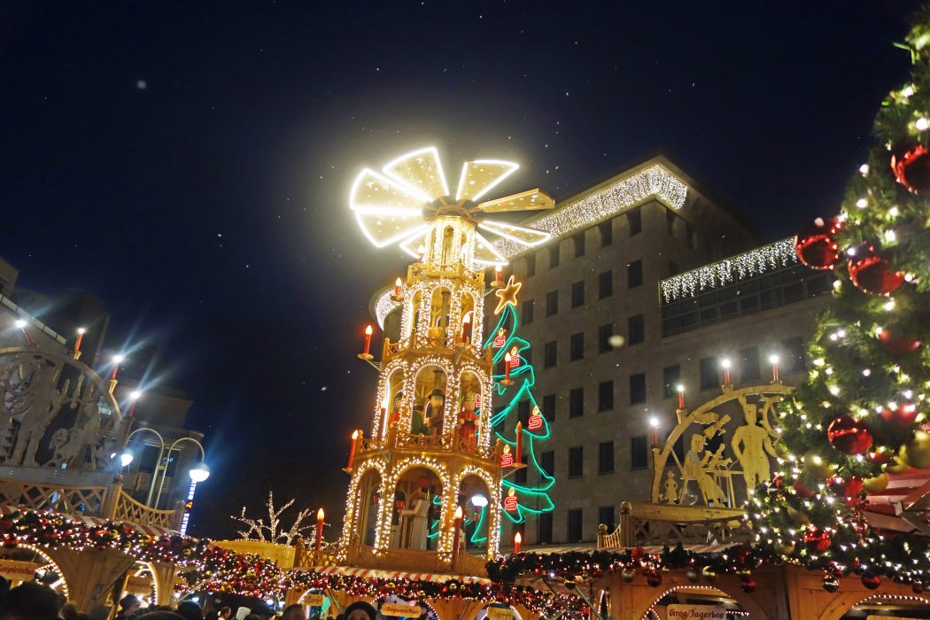 Das Foto zeigt die Pyramide auf der Bochumer Weihnacht