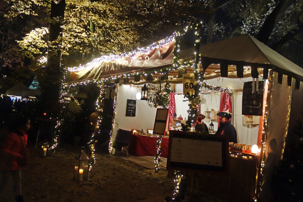 Das Bild zeigt einen Stand auf dem Phantastischen Lichter Weihnachtsmarkt
