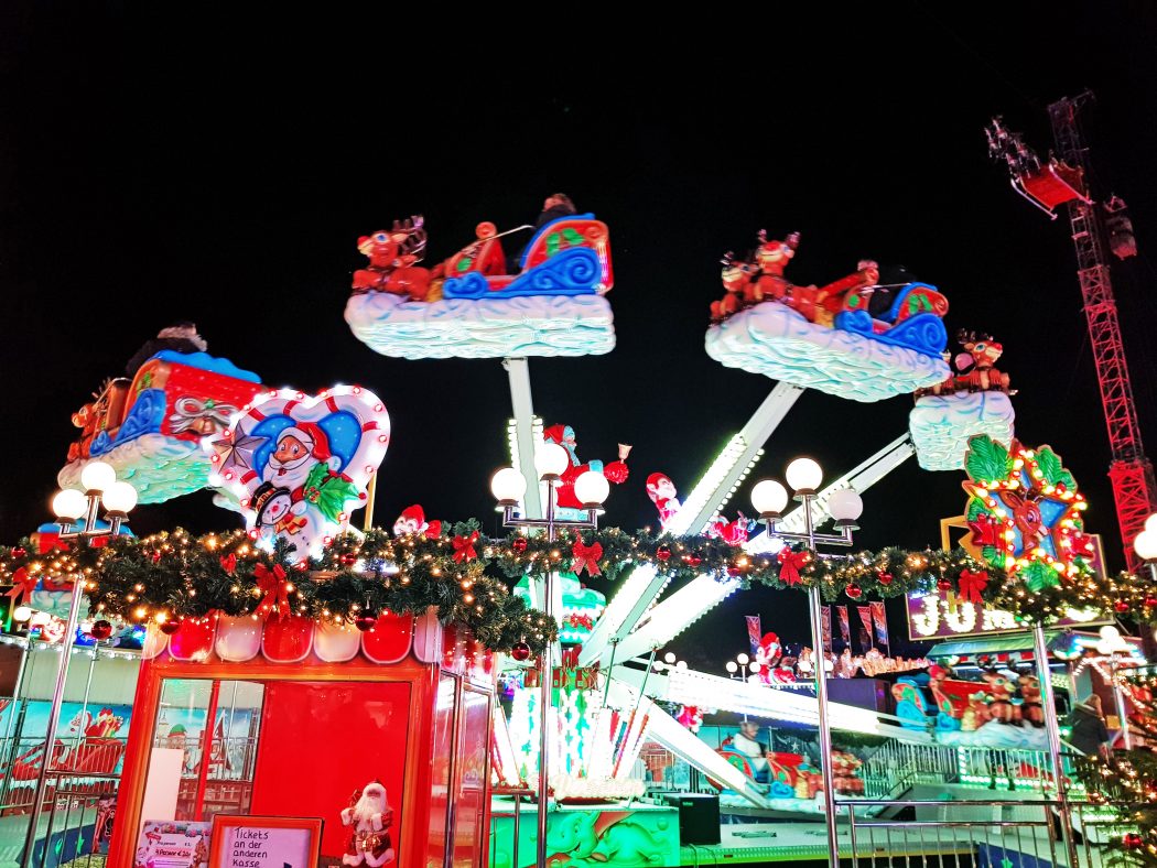 Das Bild zeigt ein Fahrgeschäft auf dem Cranger Weihnachtszauber
