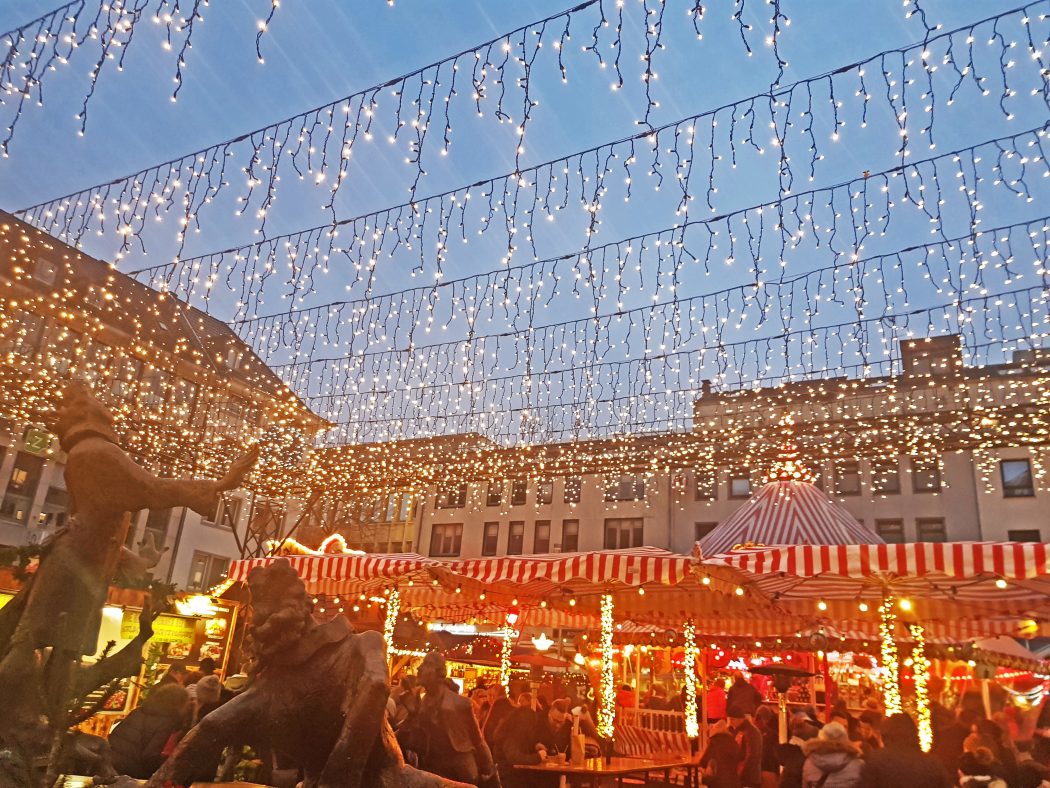 Das Bild zeigt ein Lichterdach auf der Bochumer Weihnacht