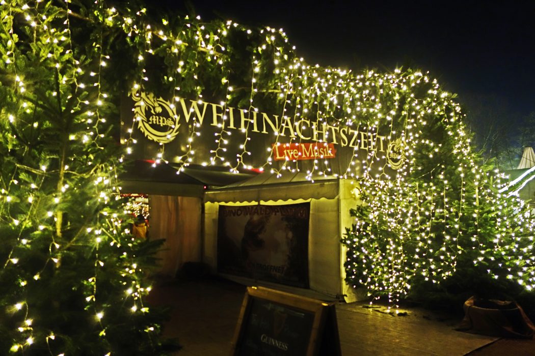 Das Bild zeigt ein Musikzelt auf dem Phantastischen Lichter Weihnachtsmarkt