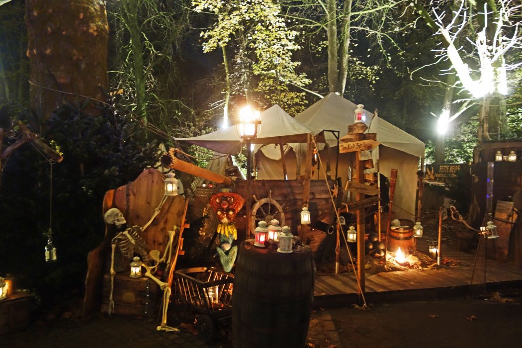 Das Bild zeigt ein Piratenschiff auf dem Phantastischen Lichter Weihnachtsmarkt
