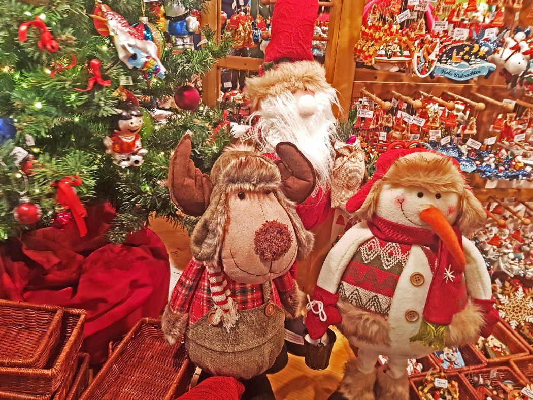 Das Bild zeigt Stoffpuppen auf der Bochumer Weihnacht