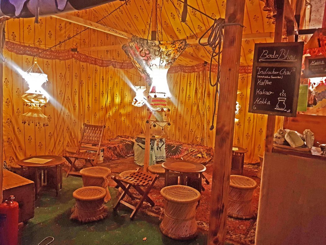 Das Bild zeigt ein Teezelt auf der Bochumer Weihnacht