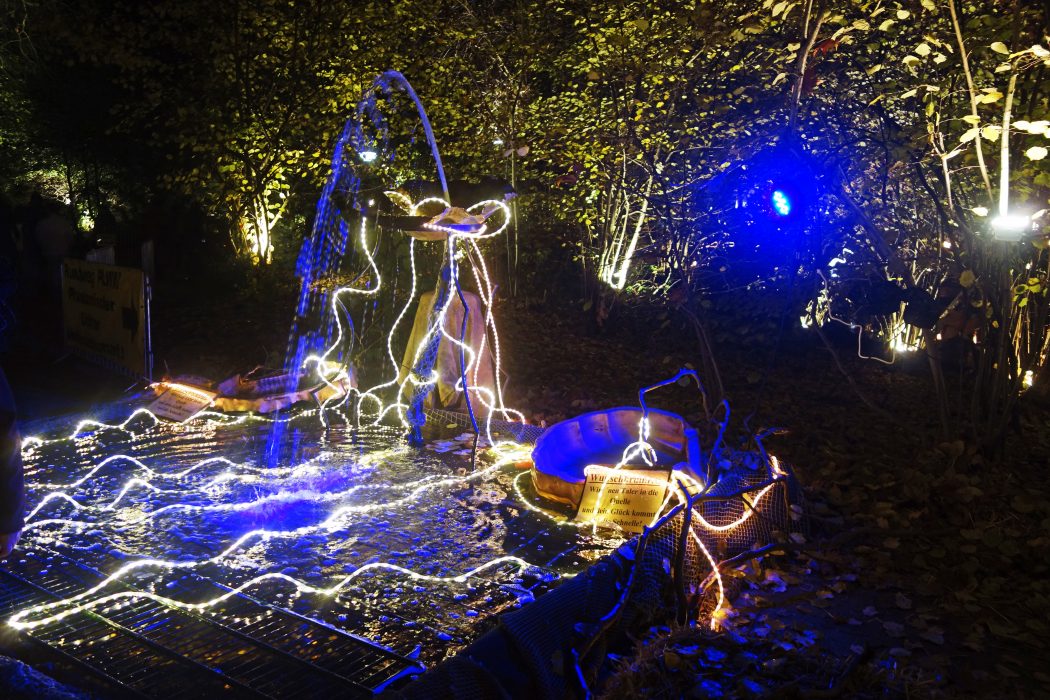 Das Bild zeigt einen Wunschbrunnen auf dem Phantastischen Lichter Weihnachtsmarkt