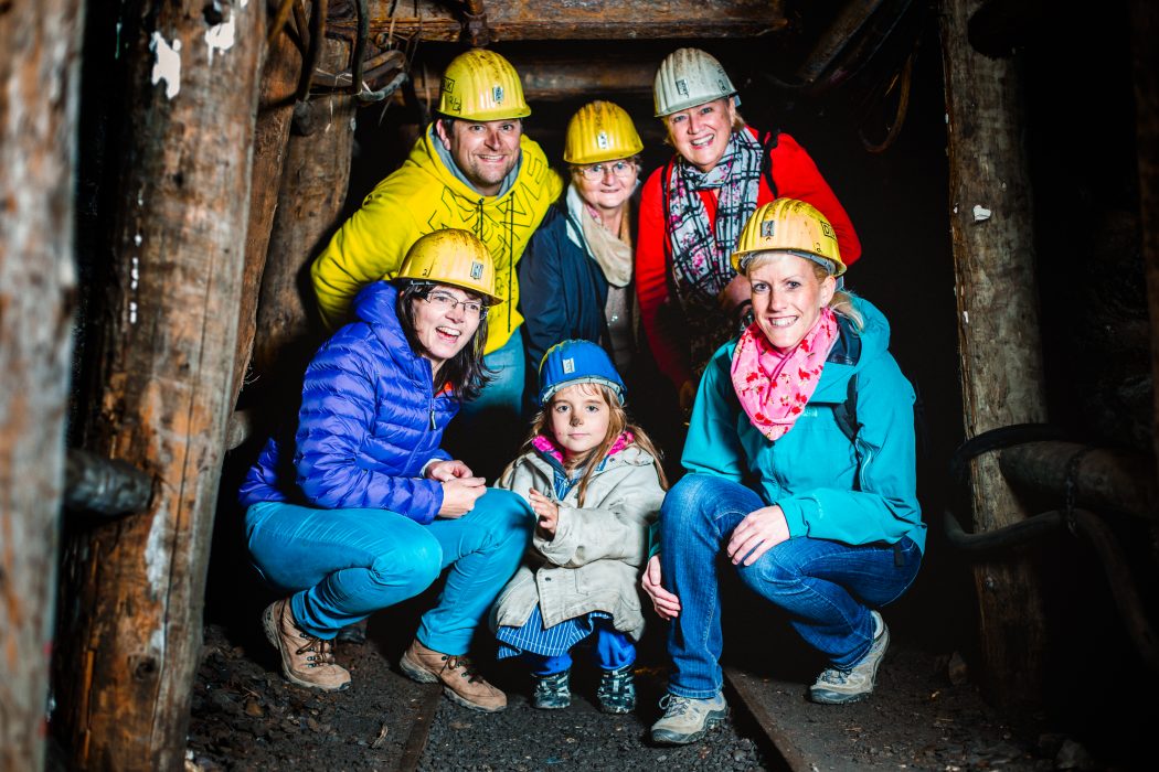 Das Foto zeigt eine Besuchergruppe bei der Unter Tage Tour der Zeche Nachtigall in Witten