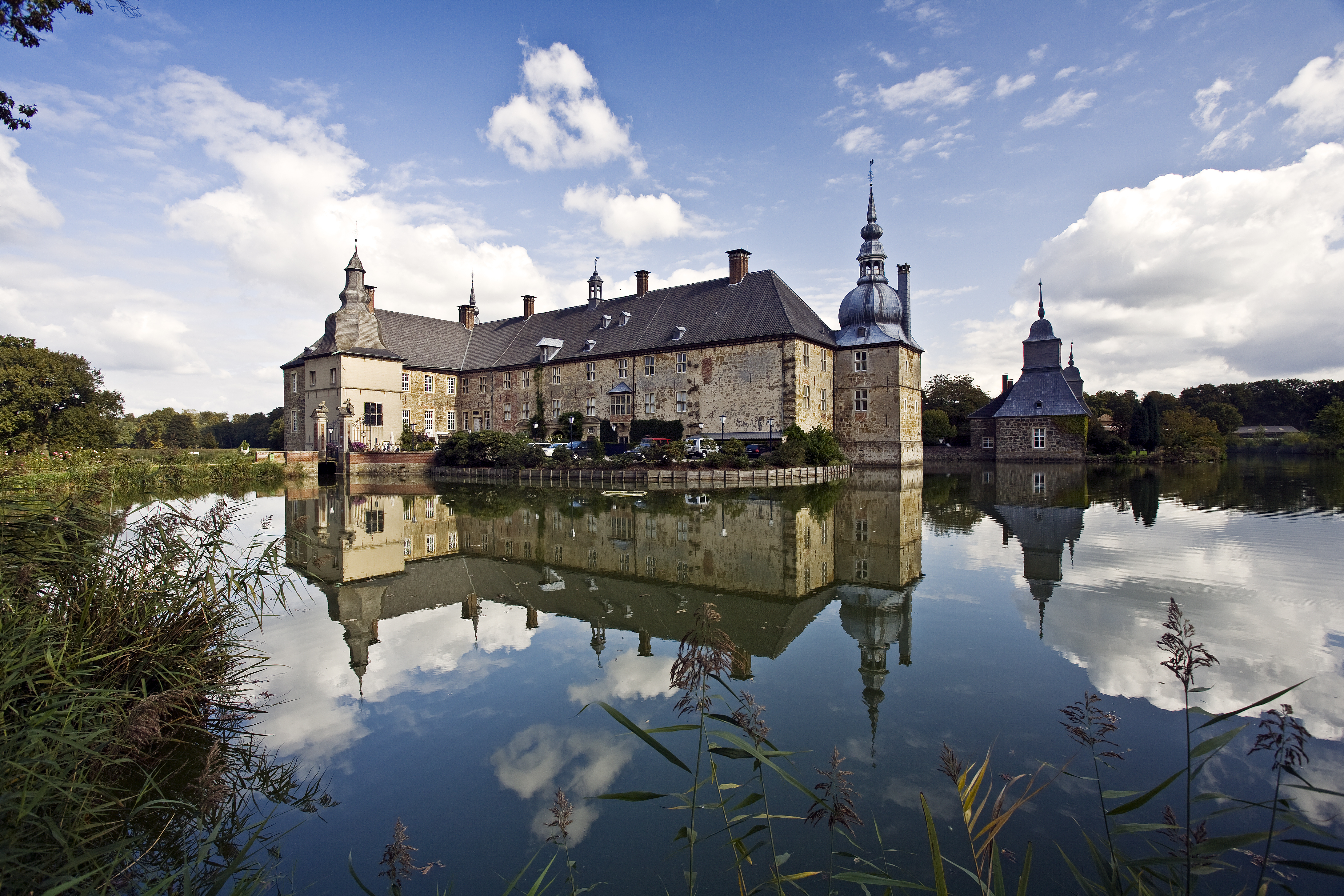 Das Bild zeigt das Wasserschloss Lembeck in Dorsten