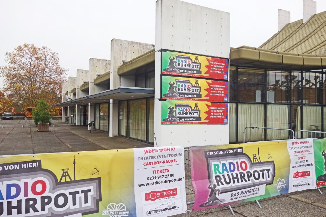 Das Foto zeigt das Eventforum in Castrop Rauxel mit der Werbung von Radio Ruhrpott