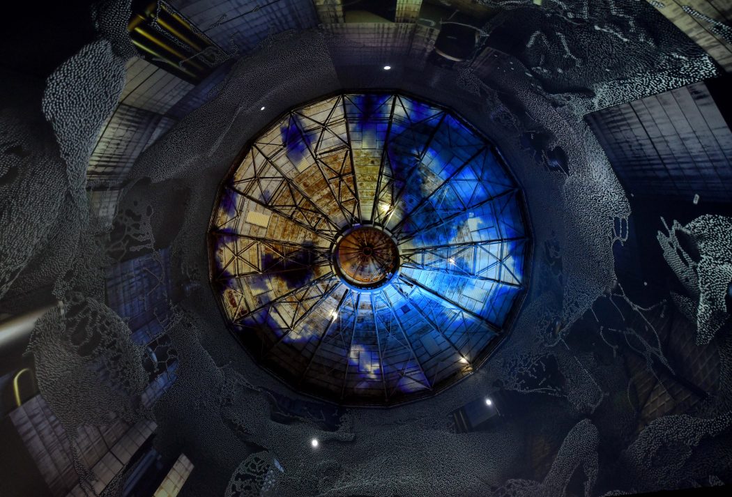 Das Bild zeigt die Ausstellung "Die Wundermaschine" im Gasometer Wuppertal