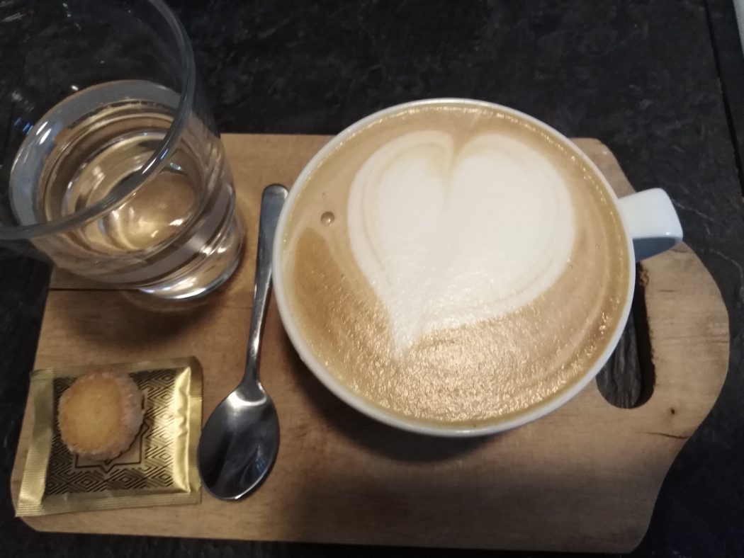Das Bild zeigt einen Kaffee in Lulus Coffee Factory