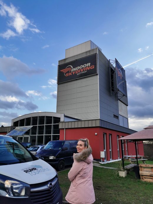 Das Bild zeigt Sandra beim Indoor Skydiving in Bottrop