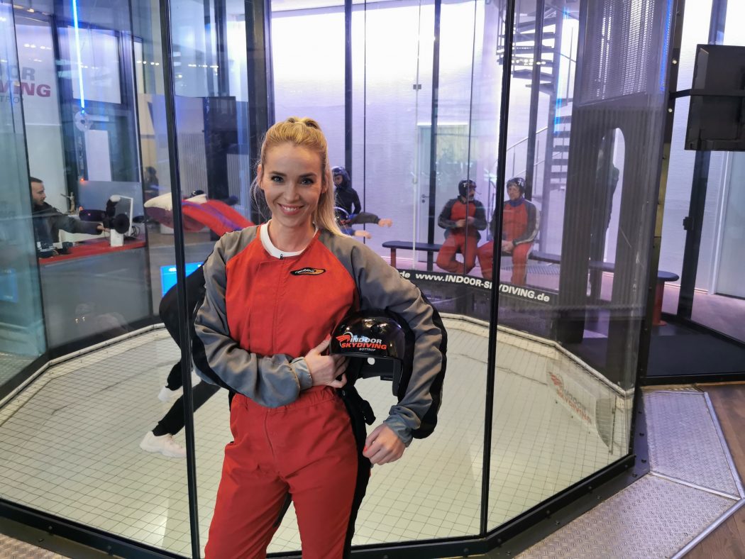 Das Bild zeigt Sandra beim Indoor Skydiving in Bottrop