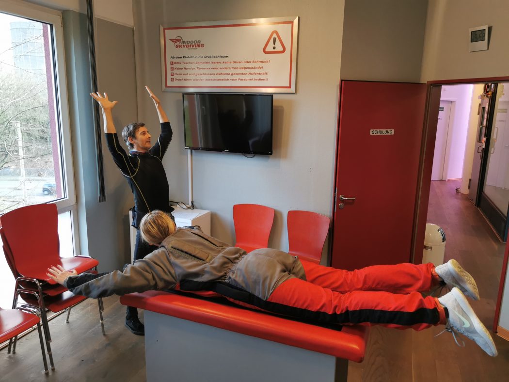 Das Bild zeigt Sandra beim Indoor Skydiving in Bottrop