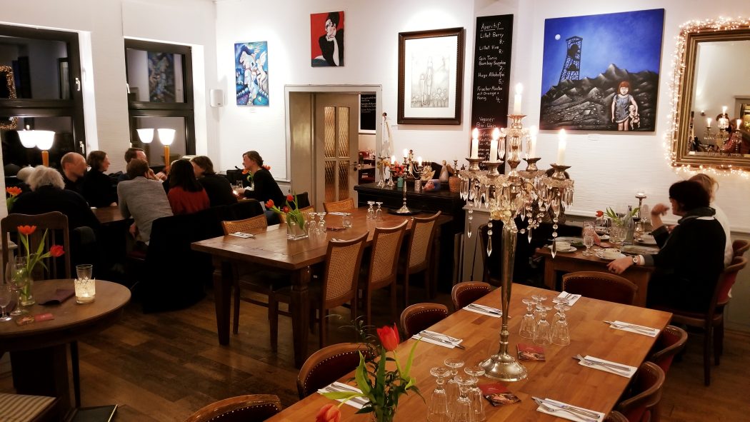 Das Foto zeigt den Gastraum des Restaurants Aubergine in Bochum-Ehrenfeld