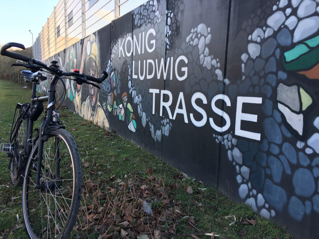 Das Foto zeigt ein Fahrrad auf der König-Ludwig-Trasse