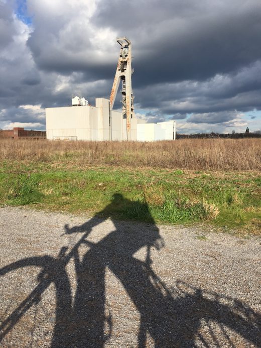 Das Foto zeigt den Schatten eines Radfahrers im radrevier.ruhr