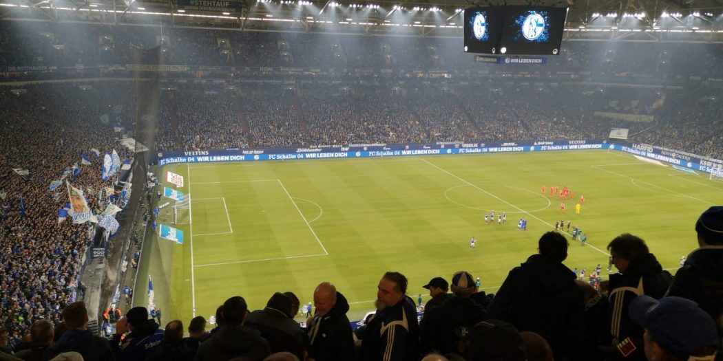 Vollbesetztes Stadion auf Schalke