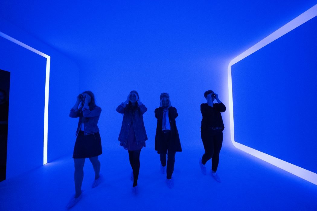 Das Foto zeigt vier Frauen im Lichtkunstzentrum Unna