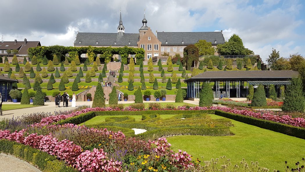 Das Foto zeigt die Terrassengärten des Kloster Kamps in Kamp-Lintfort
