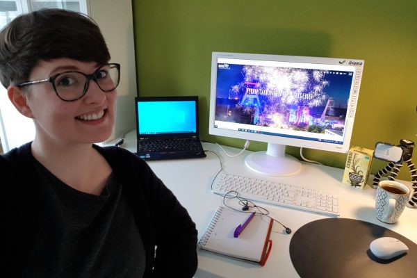 Das Foto zeigt Johanna im Homeoffice