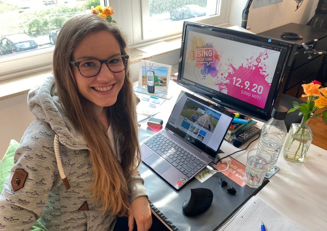 Das Foto zeigt Christin im Homeoffice