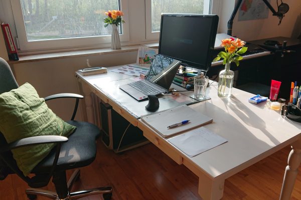 Das Foto zeigt Christins Schreibtisch im Homeoffice