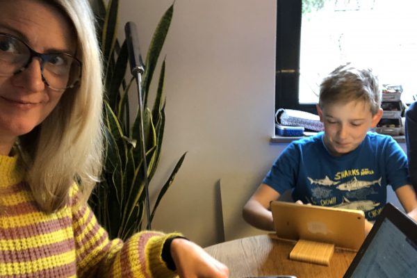 Das Foto zeigt Heike und "Kind " im Homeoffice