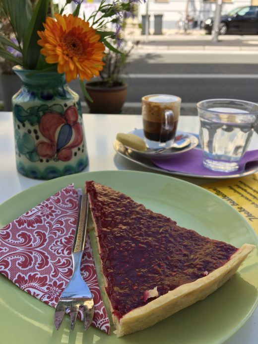 Das Foto zeigt ein Stück Kuchen und Kaffee im Fräulein Coffea in Bochum