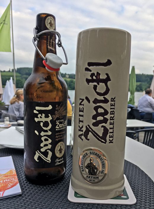 Das Foto zeigt ein Bier im Biergarten am Baldeneysee in Essen