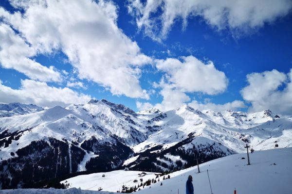 Das Foto zeigt ein Skigebiet mit Schnee und Bergen