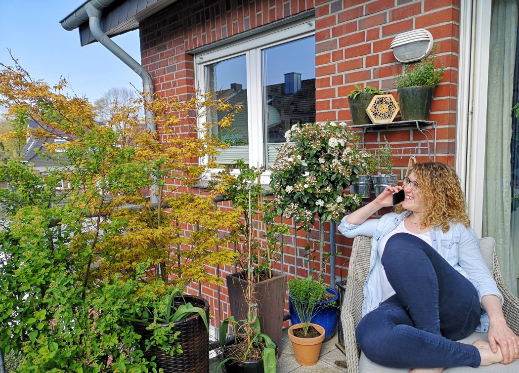 Das Foto zeigt Ronja auf ihrem Balkon