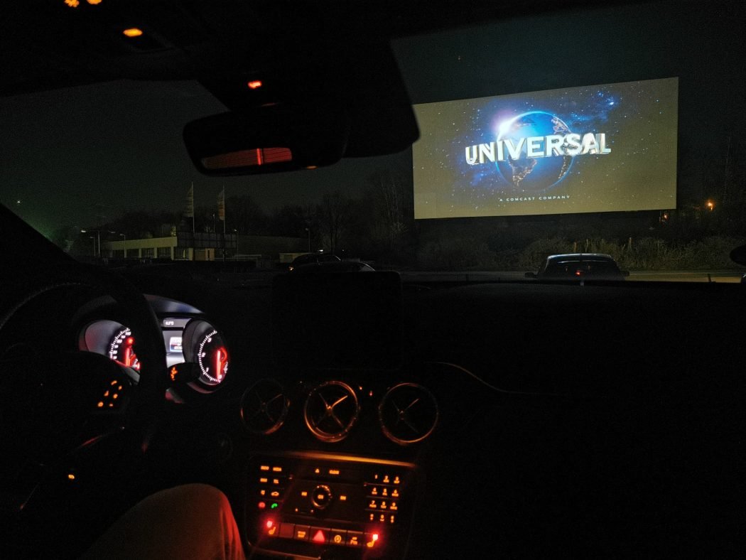 Das Foto zeigt die Leinwand im DRIVE INN Autokino Essen