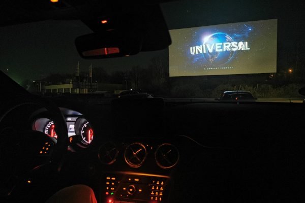 Das Foto zeigt die Leinwand im DRIVE INN Autokino Essen