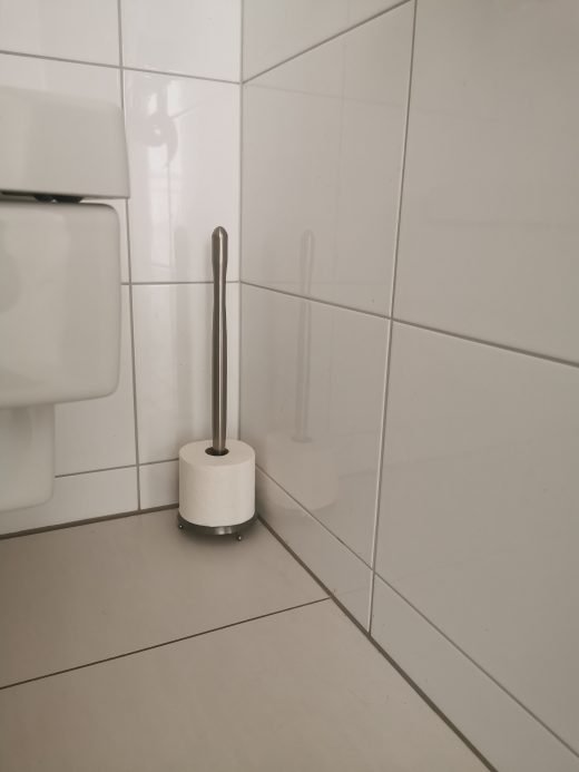 Das Foto zeigt eine Klorolle, in Coronazeiten ein wertvolles Utensil