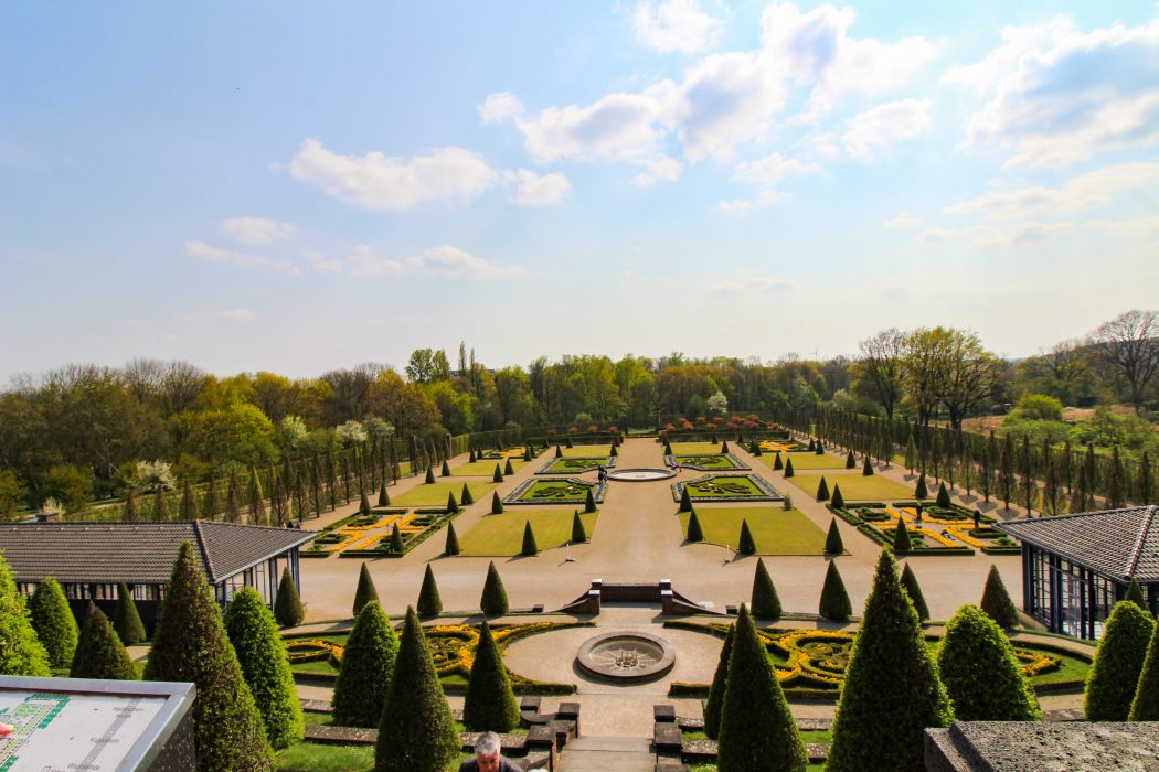 Das Bild zeigt den Klostergarten des Kloster Kamps