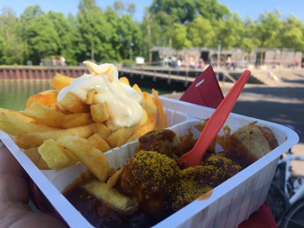 Das Bild zeigt eine Currywurst