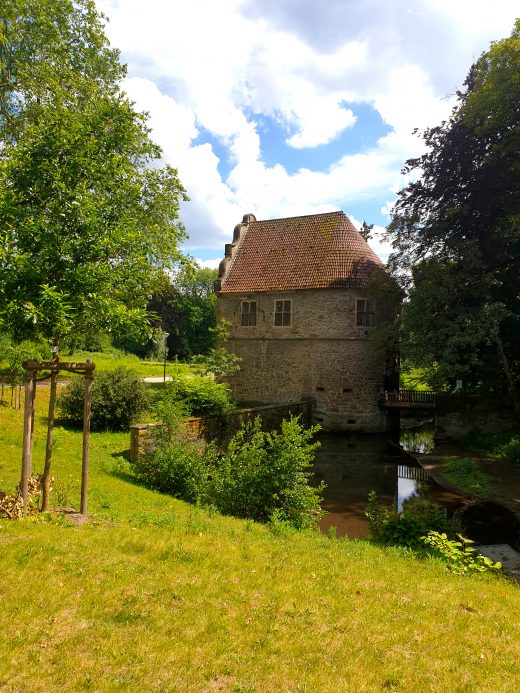 Das Bild zeigt das Torhaus am Rombergpark