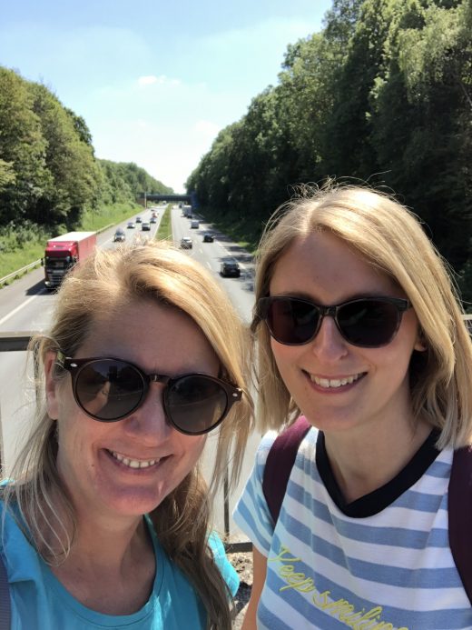 Das Bild zeigt Heike und Katalina auf ihrer Mädelswanderung