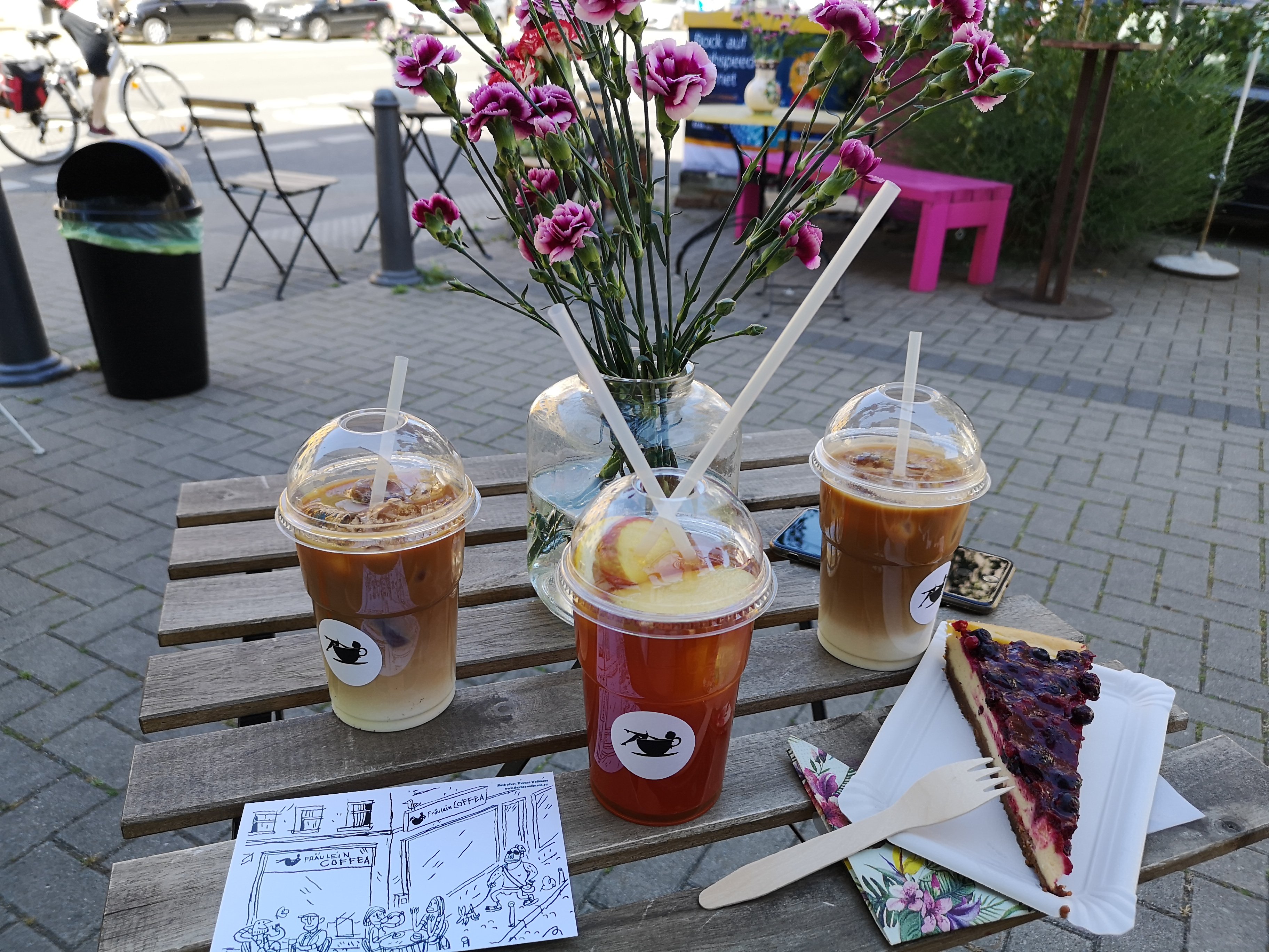Das Bild zeigt Blumen und Kuchen bei Fräulein Coffea