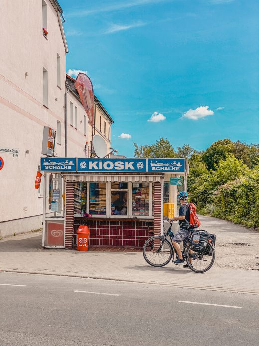 Das Bild zeigt eine Trinkhalle